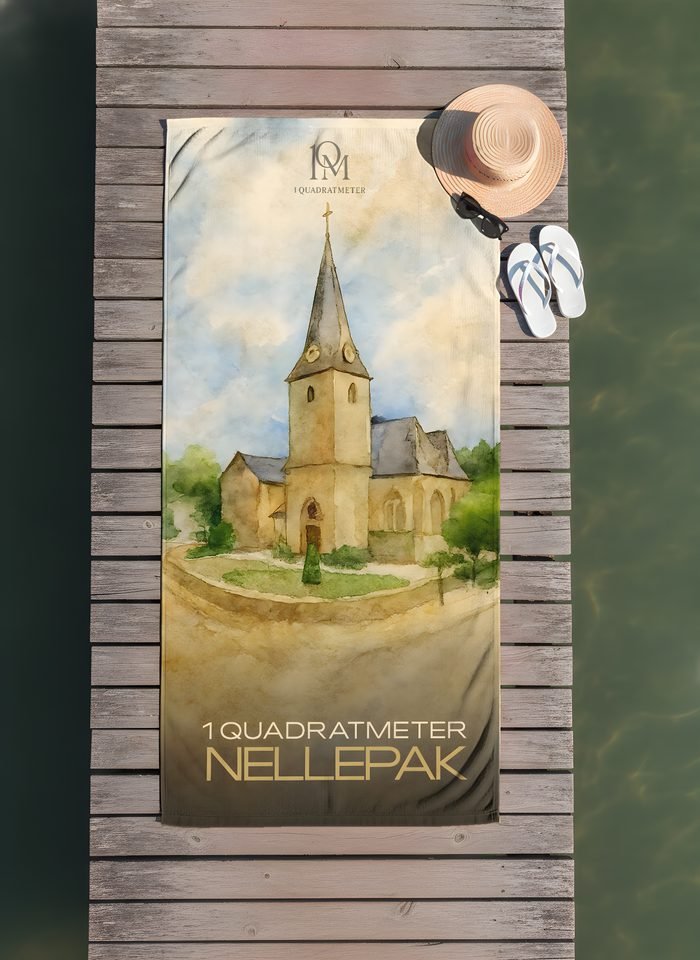 Strandtuch „Nellepak“ · Kapellen auf einem Holzsteg