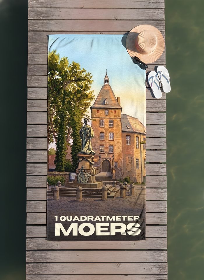 Strandtuch „Moerser Schloss“ auf einem Holzsteg